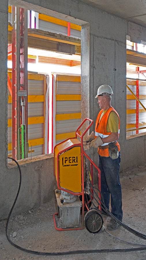 Мобильный гидроагрегат позволяет перемещать 2 платформы одновременно. Встроенный гидравлический распределитель предохраняет от перекосов при подъеме.