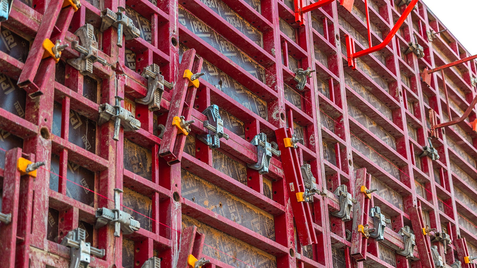 With the BFD clamp, you can quickly align, plumb, and tighten panels, ensuring secure and efficient installation to maximize productivity.