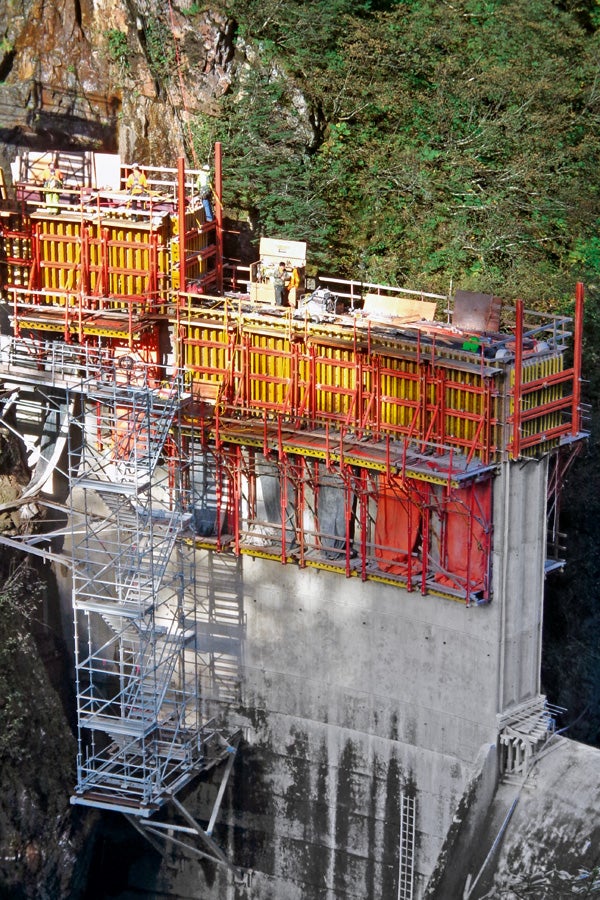 I moduli VARIO per i bordi verticali venivano sollevati su passerelle di ripresa CB. Per il tratto del troppopieno, caratterizzato da una sporgenza voluminosa, il sistema di ripresa SCS è stato abbinato a contrafforti SB e torri di sostegno MULTIPROP