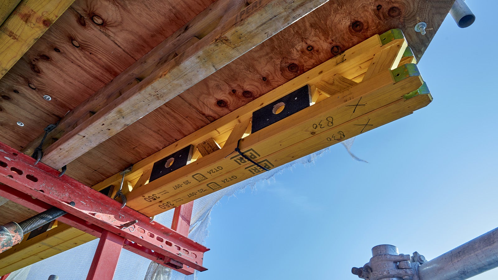 De GT24 dragers zijn gebruikt als horizontale ligger en verbinding met de stalen SRU gording. De drager kan redelijk grote overspanningen overbruggen.