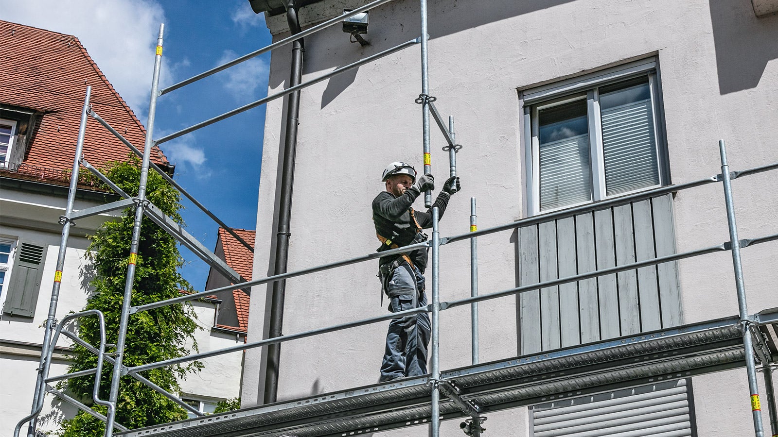 The guardrail for the next scaffolding level is mounted from the lower level with the Easy Frame. As a result, the scaffolder is in a safe position when entering the next level. Other details, such as the integrated lock against lifting, contribute to the safe use.