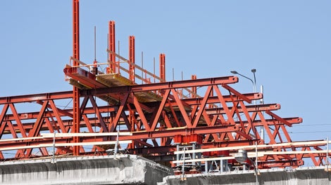 Konstrukce KMT se zavěšeným mostním polem.