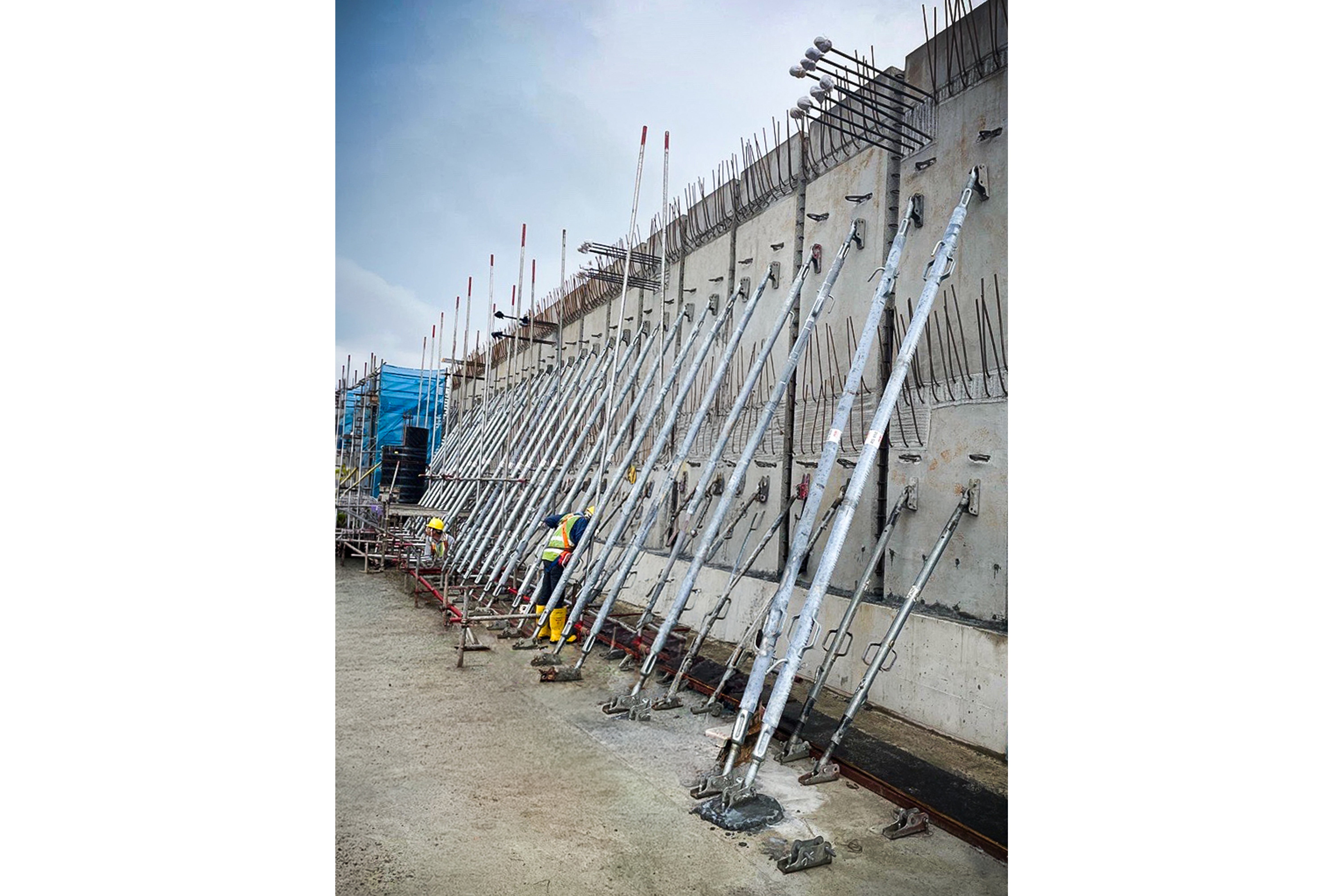 RS Push Pull Props supporting precast wall panels