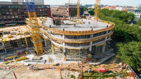 Vysokoúnosné veže z podperného systému PERI UP Flex v okolí vstupného portálu.