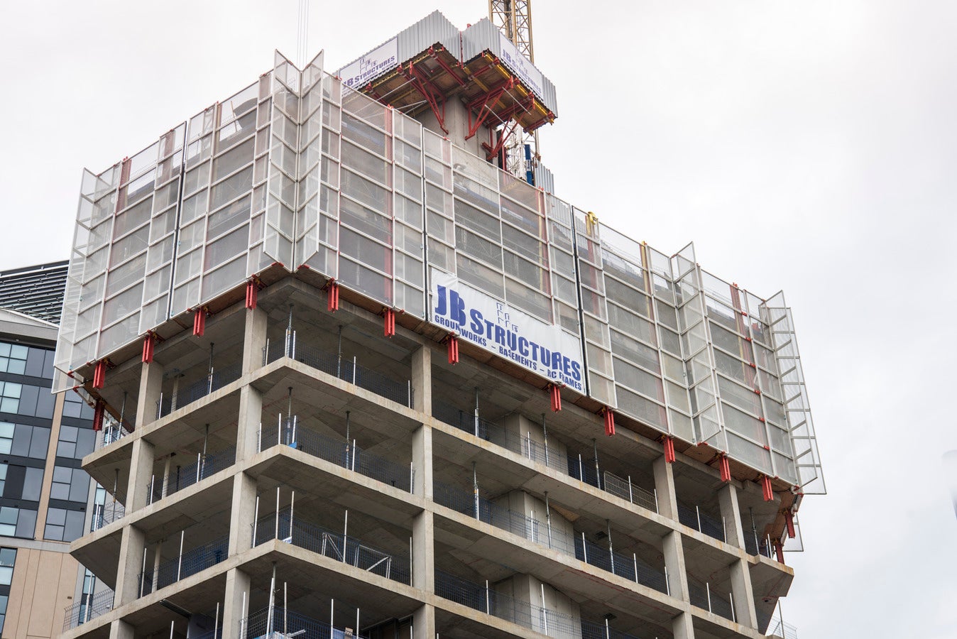 Time-saving moving procedure of the securely assembled units consisting of platform and formwork in only one crane lift
