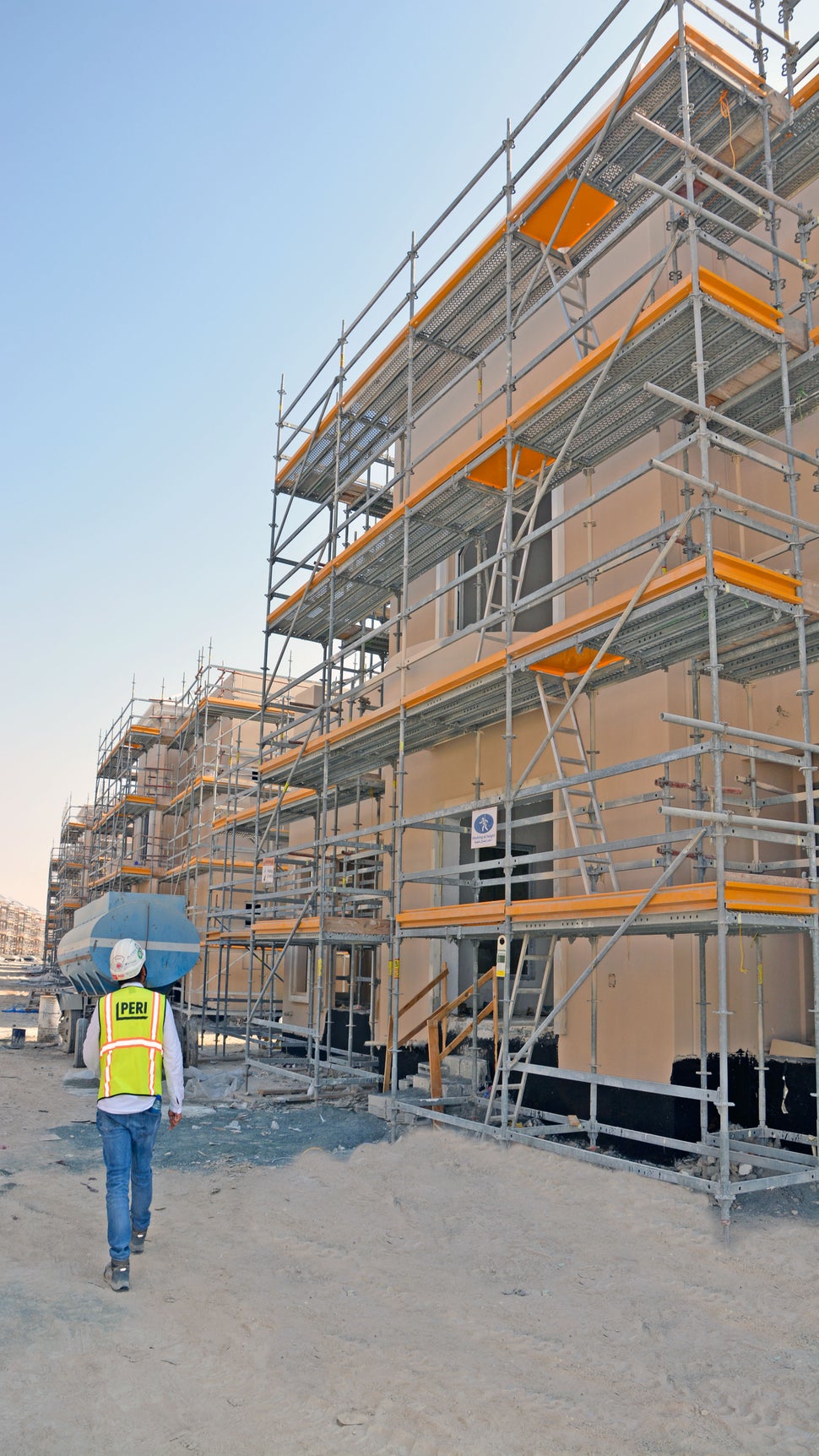 Toe boards with lengths in the modular dimensions limit the decking areas.