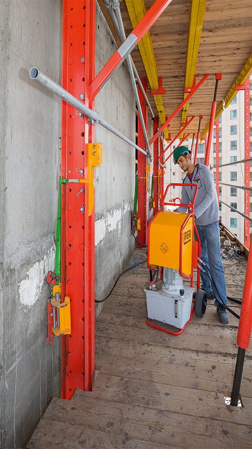 I dispositivi mobili di sollevamento idraulico RCS, che non richiedono l'impiego di gru, hanno ridotto i costi delle operazioni di sollevamento 