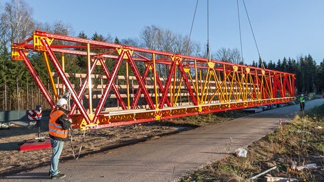 Complete girder packages and towers can be manually pre-assembled which considerable reduces crane time. 