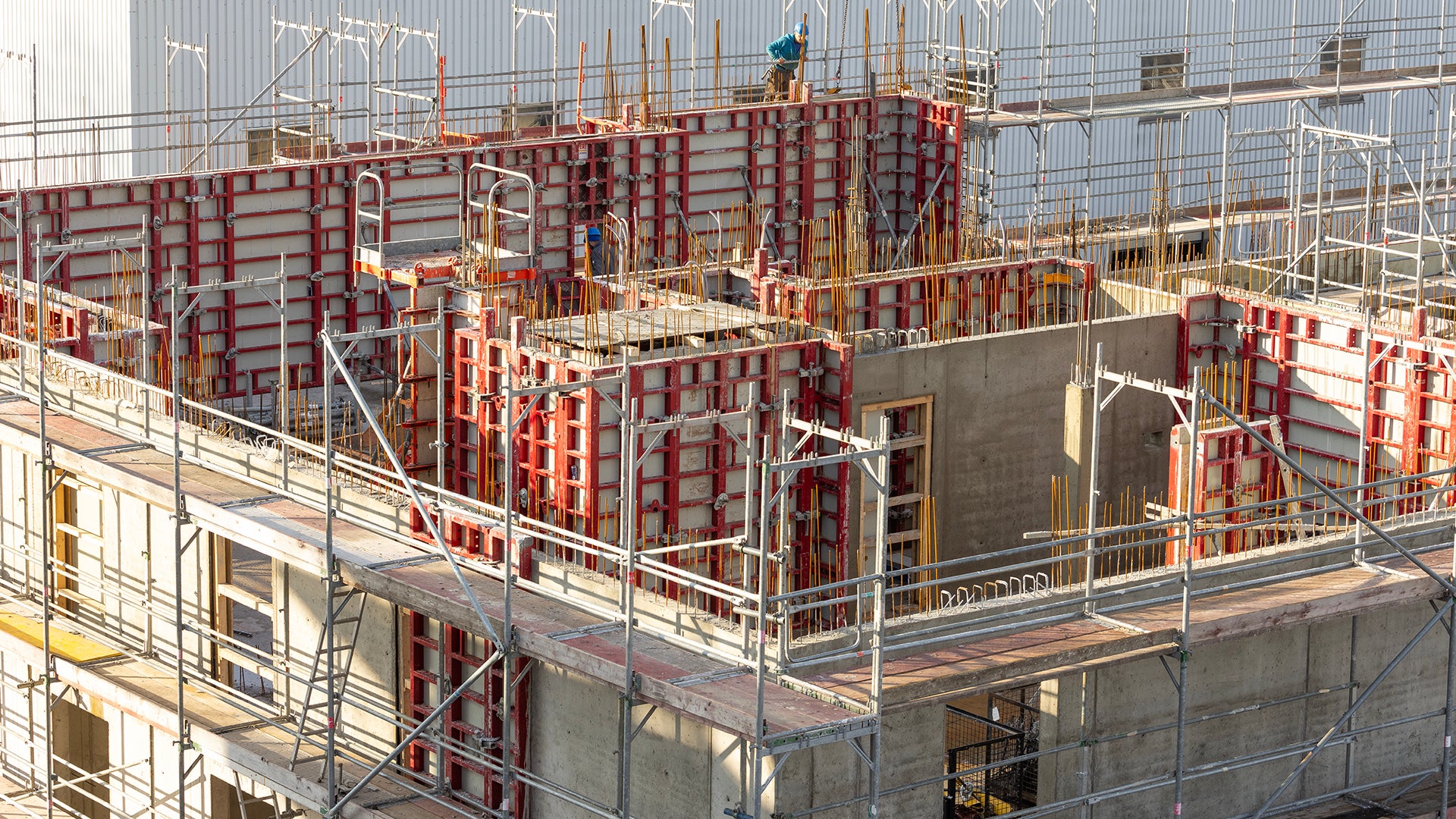 Zu Spitzenzeiten sind etwa 4.500 m² der einseitig bedienbaren MAXIMO 300 Wandschalung im täglichen Einsatz.