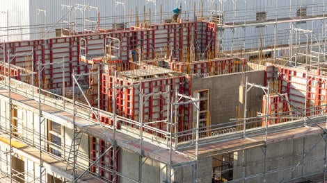 Zu Spitzenzeiten sind etwa 4.500 m² der einseitig bedienbaren MAXIMO 300 Wandschalung im täglichen Einsatz.