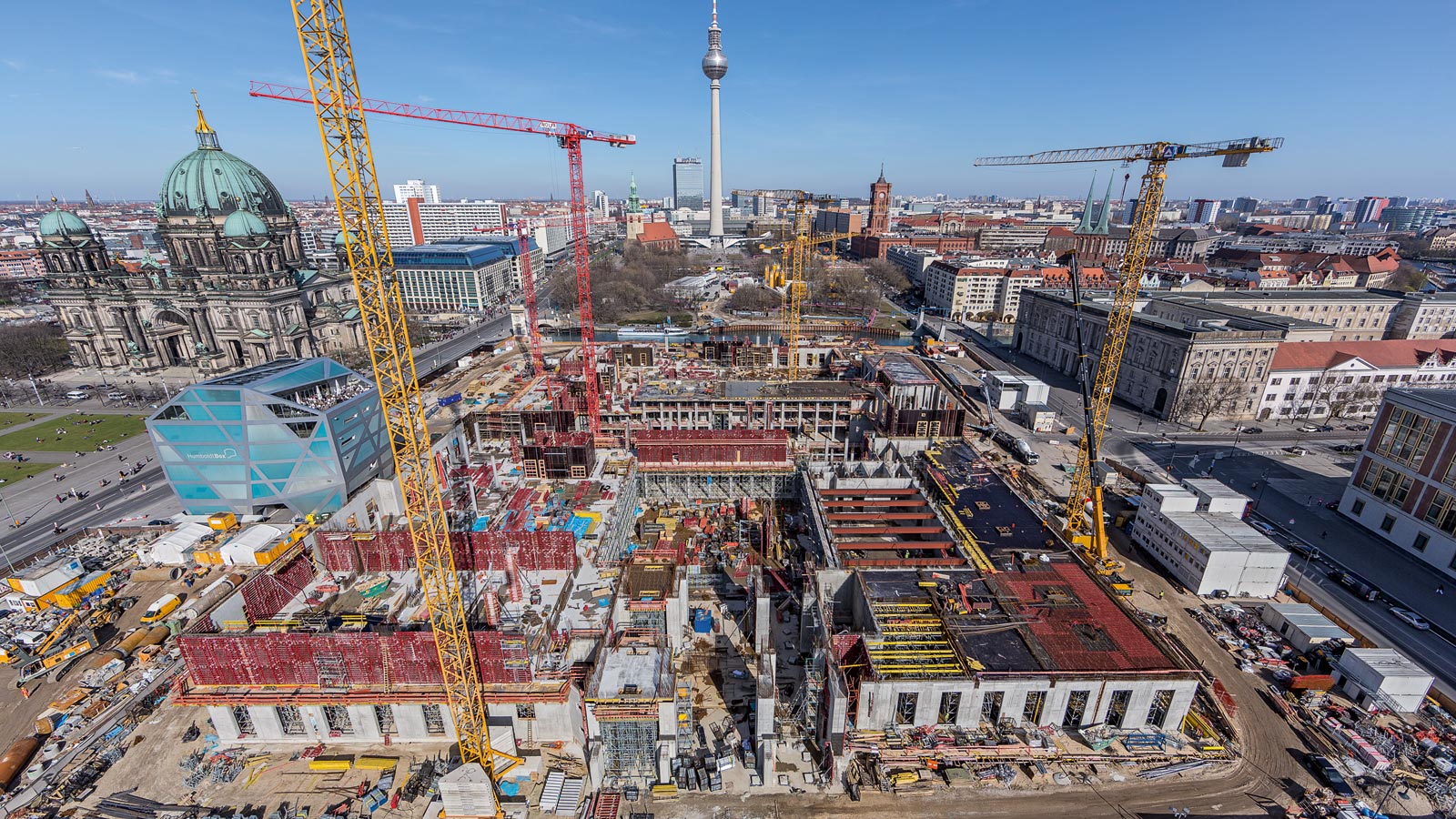 Per la ricostruzione del castello di Berlino si è optato per l'impiego di casseforme e impalcature di un unico produttore: PERI. La consulenza degli ingegneri PERI, insieme alla rapidità di armo e di movimentazione delle attrezzature, è stata fondamentale per i costruttori, che sono<br/>riusciti a rispettare le rigide tempistiche prestabilite
