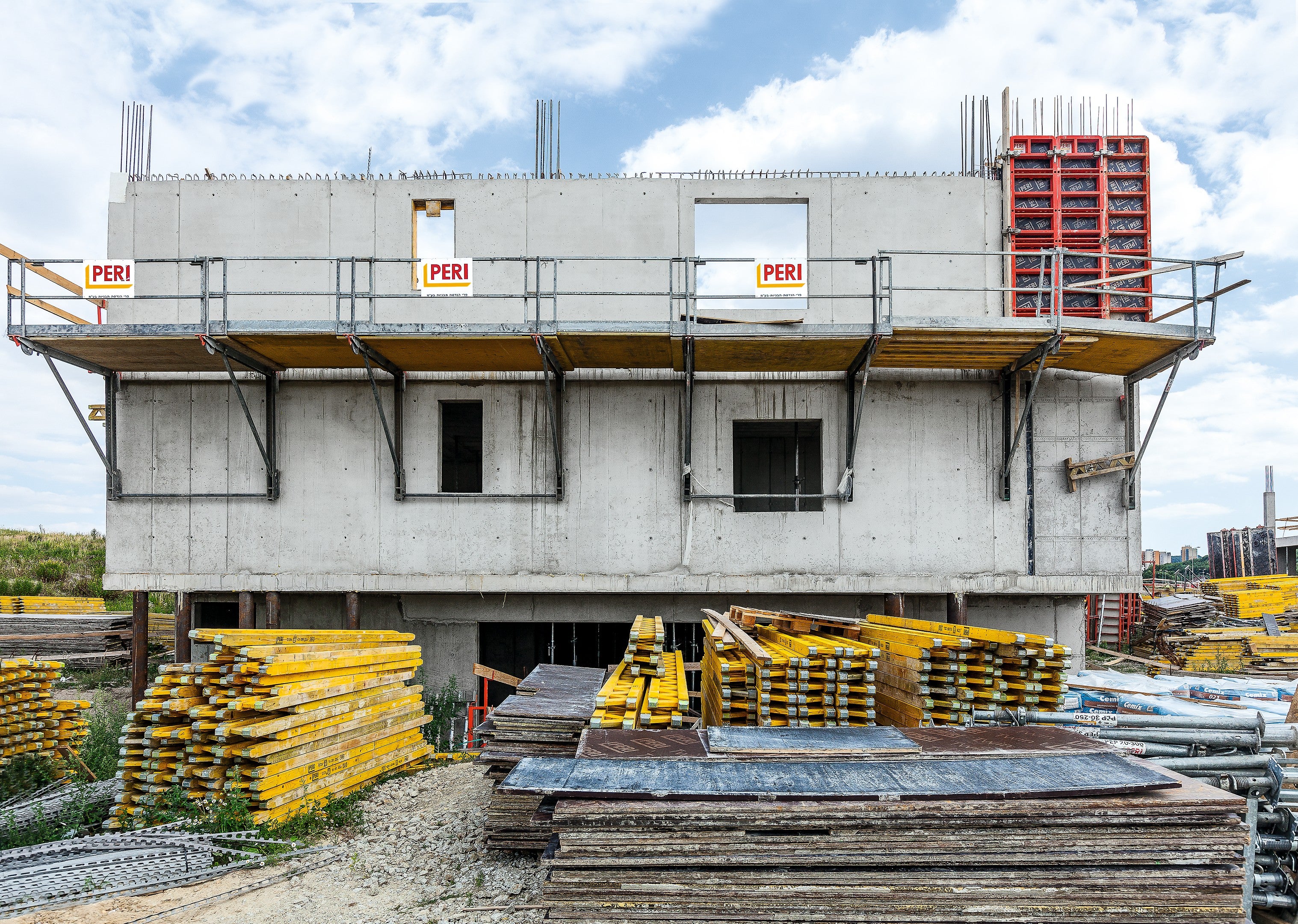 Bezpečnosť na okraji stropných dosiek bola zaistená sklápacími lávkami FB. ktoré boli použité aj pri debnení obvodových stien objektov.