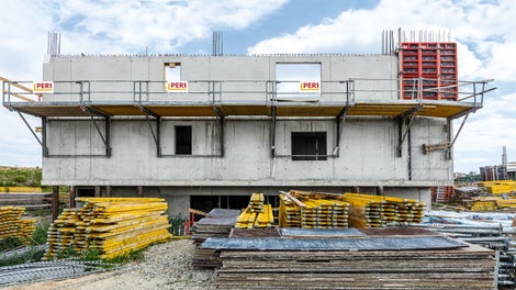 Bezpečnosť na okraji stropných dosiek bola zaistená sklápacími lávkami FB. ktoré boli použité aj pri debnení obvodových stien objektov.