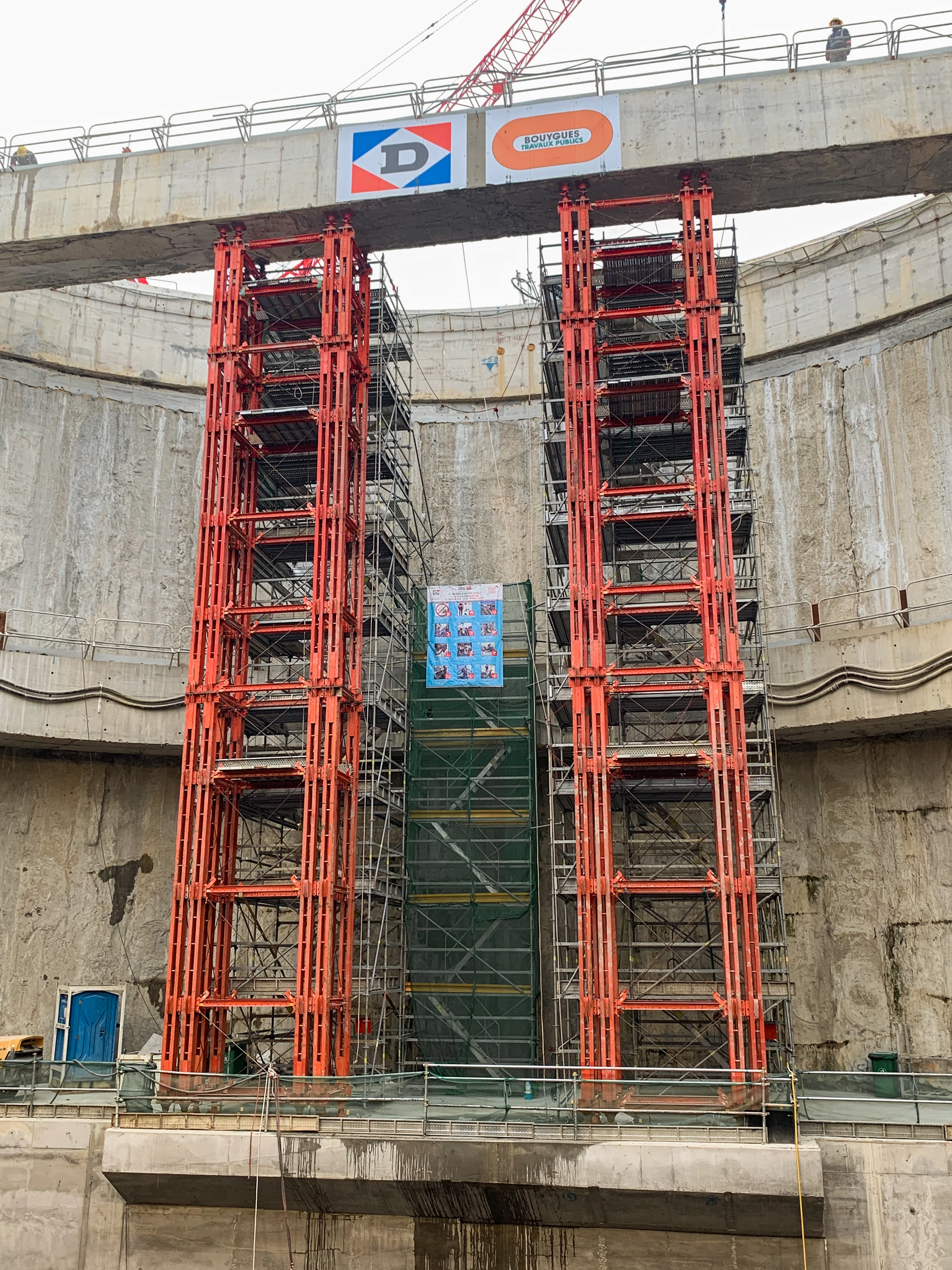 Cross struts supported with VST heavy duty shoring towers