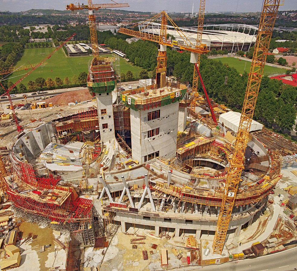 The large quantities of formwork materials and the short construction schedule required a very high level of commitment from all those involved in the project.