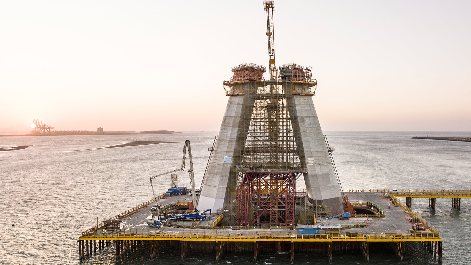 Vor eindrucksvollem Panorama im Hintergrund entsteht die Danjiang Brücke in Taipei. Nach ihrer Fertigstellung dient die Schrägseilbrücke als Verbindung zwischen dem Bali District und dem Tamsui District. <br/>
