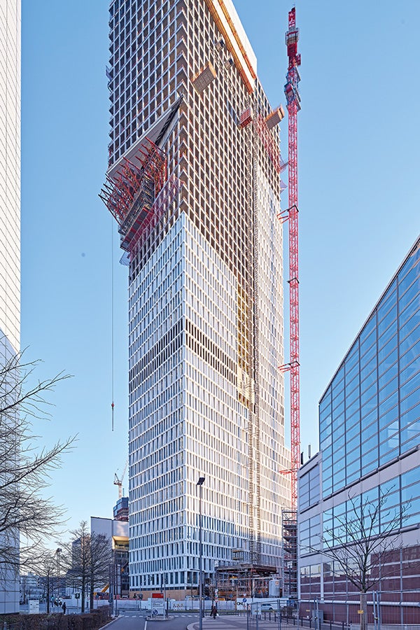 Die Auskragung in 125 m Höhe verleiht dem Wolkenkratzer sein markantes Aussehen und lässt ihn an eine „1” erinnern.