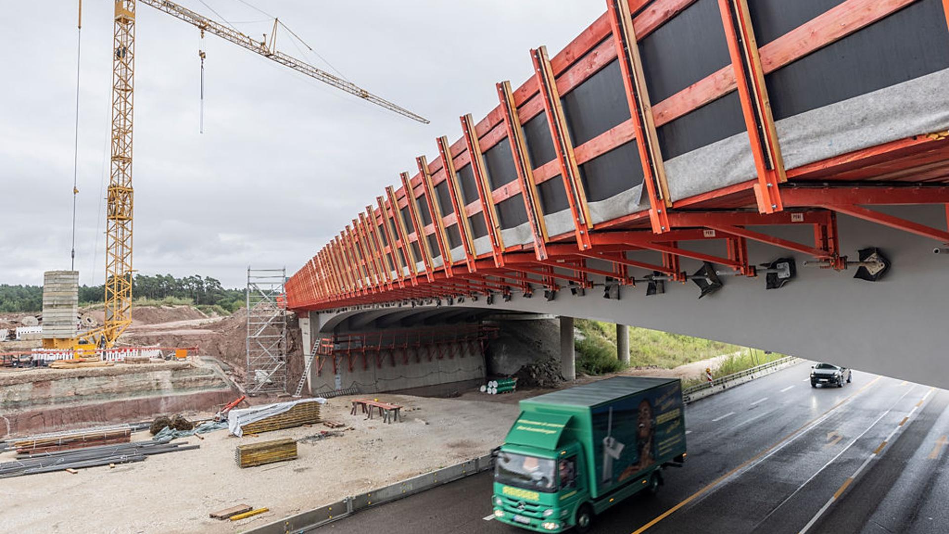 Viele Brücken verlaufen über stark befahrene Verkehrsachsen wie Autobahnen oder innerstädtische Hauptstraßen. Um Staus und Verkehrsbehinderungen zu vermeiden, muss häufig unter laufendem Verkehr gebaut werden. Das stellt hohe Anforderungen an Sicherheit, Logistik und Bauabläufe. Eingeschränkte Zugänglichkeit, begrenzter Arbeitsraum und kurze Zeitfenster erfordern durchdachte Konzepte und Systeme, die sich flexibel und platzsparend einsetzen lassen.