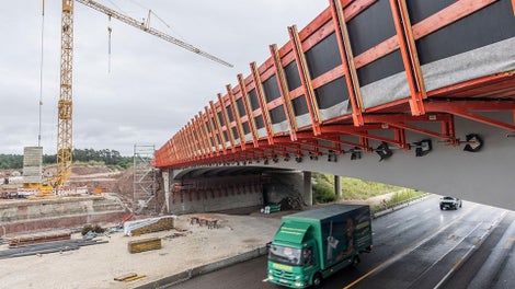 Viele Brücken verlaufen über stark befahrene Verkehrsachsen wie Autobahnen oder innerstädtische Hauptstraßen. Um Staus und Verkehrsbehinderungen zu vermeiden, muss häufig unter laufendem Verkehr gebaut werden. Das stellt hohe Anforderungen an Sicherheit, Logistik und Bauabläufe. Eingeschränkte Zugänglichkeit, begrenzter Arbeitsraum und kurze Zeitfenster erfordern durchdachte Konzepte und Systeme, die sich flexibel und platzsparend einsetzen lassen.