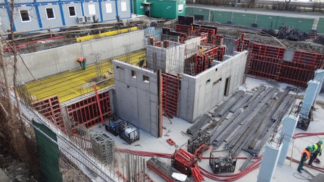 Steny vyrástli za pomoci debnenia DOMINO a TRIO.