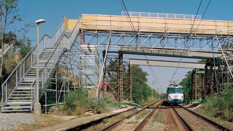 <p>&amp;Uacute;spě&amp;scaron;n&amp;aacute; realizace provizorn&amp;iacute;ho, bezpečn&amp;eacute;ho&amp;nbsp;přemostěn&amp;iacute; železničn&amp;iacute; tratě pro pě&amp;scaron;&amp;iacute; z př&amp;iacute;hradov&amp;yacute;ch nosn&amp;iacute;ků LGS s vysokou &amp;uacute;nosnost&amp;iacute;.</p><br/>