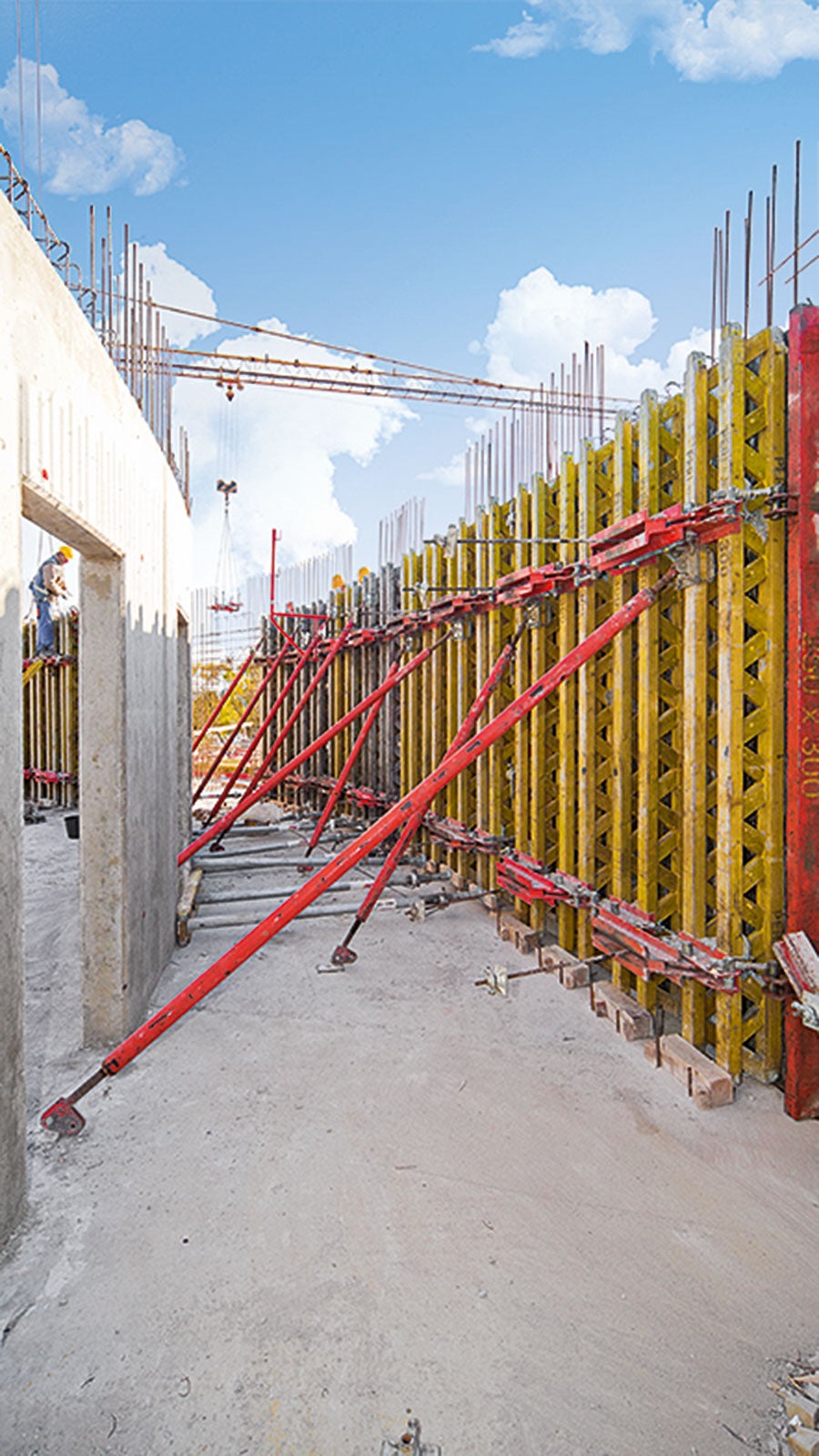 Ściany eliptyczne w deskowaniu RUNDFLEX.<br/>