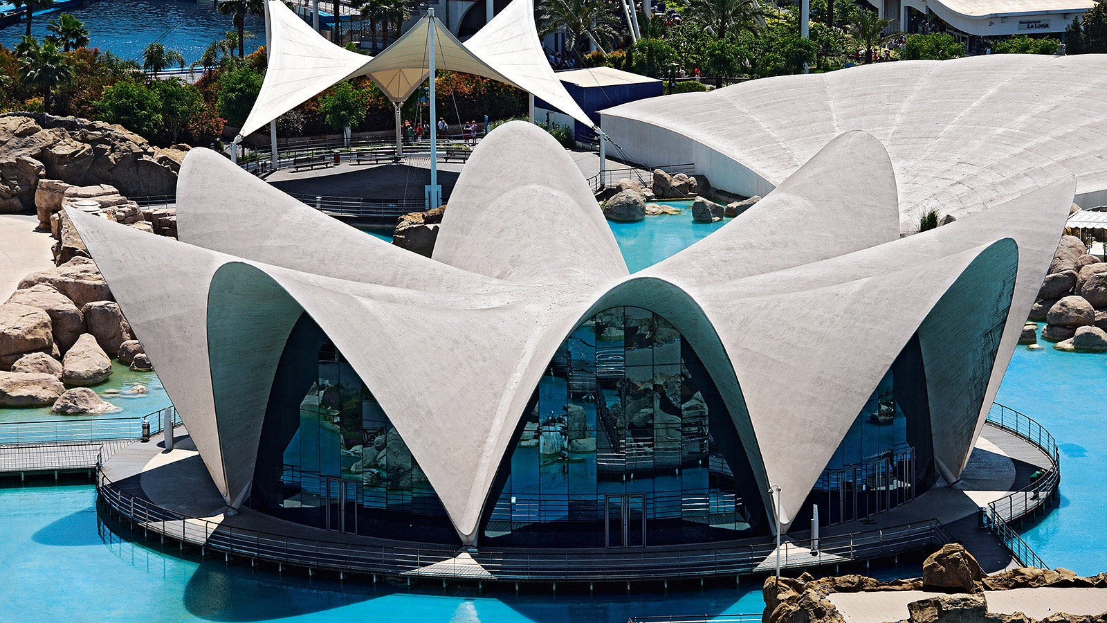 Designed by Felix Candela, the 500-seat underwater restaurant gives the impression that the room is actually floating.