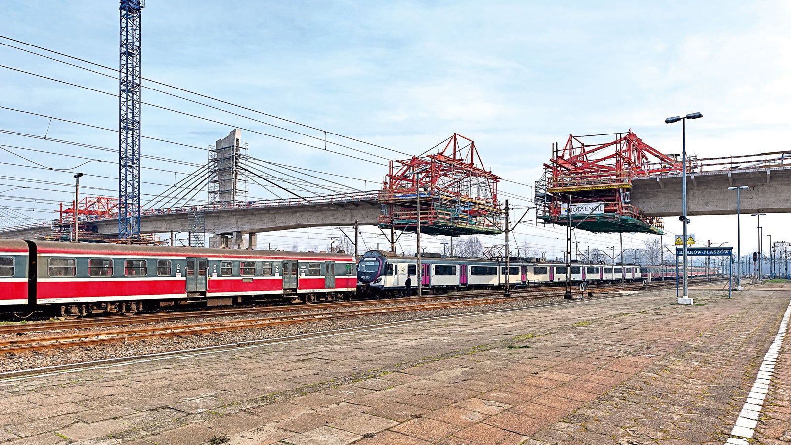 Construction of the 252 m long crossing over the Krakow-Plaszow railway junction was carried out using 4 VARIOKIT cantilevered construction carriages.