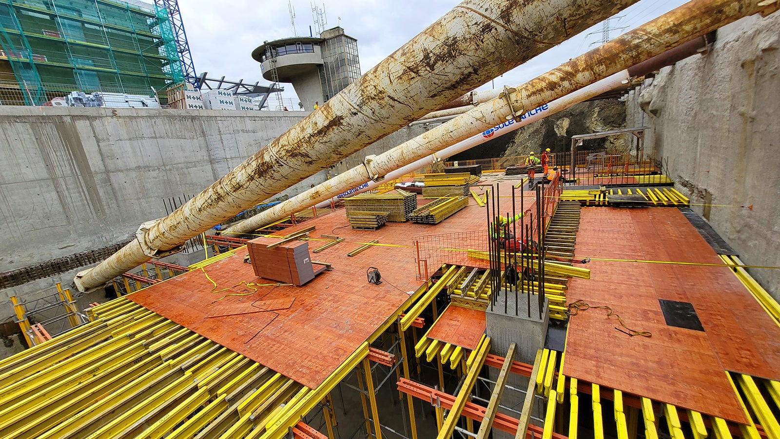 Podbudowa wysokich stropów na wieżach MULTIPROP montowanych w pozycji poziomej, dopasowana do tymczasowych rozparć ścian szczelinowych.