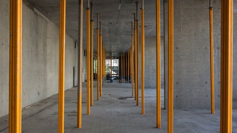 Алюминиевые стойки MULTIPROP с несущей способностью до 90кН используют для переопирания перекрытия. В данном случае, перекрытия стилобатной части высотой 6 м.