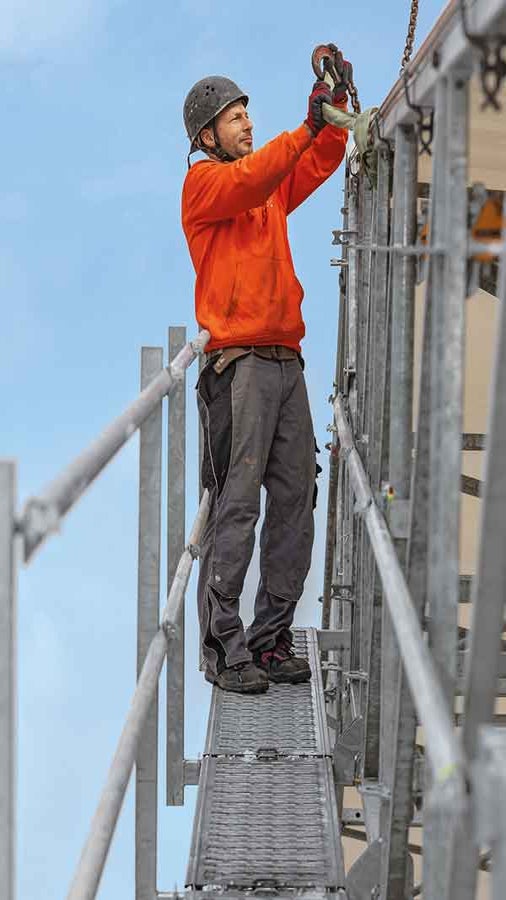 Walkways along the girders ensure safe access during the assembly of the individual segments.