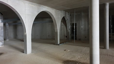 Pre dosiahnutie pohľadového betónu na viditeľných plochách stien bez ich dodatočnej úpravy bola na rámové debnenie TRIO pripevnená špeciálna fólia na odvedenie prebytočnej vody z betónu, čím sa dosiahol jeho „bezbublinkový“ povrch.