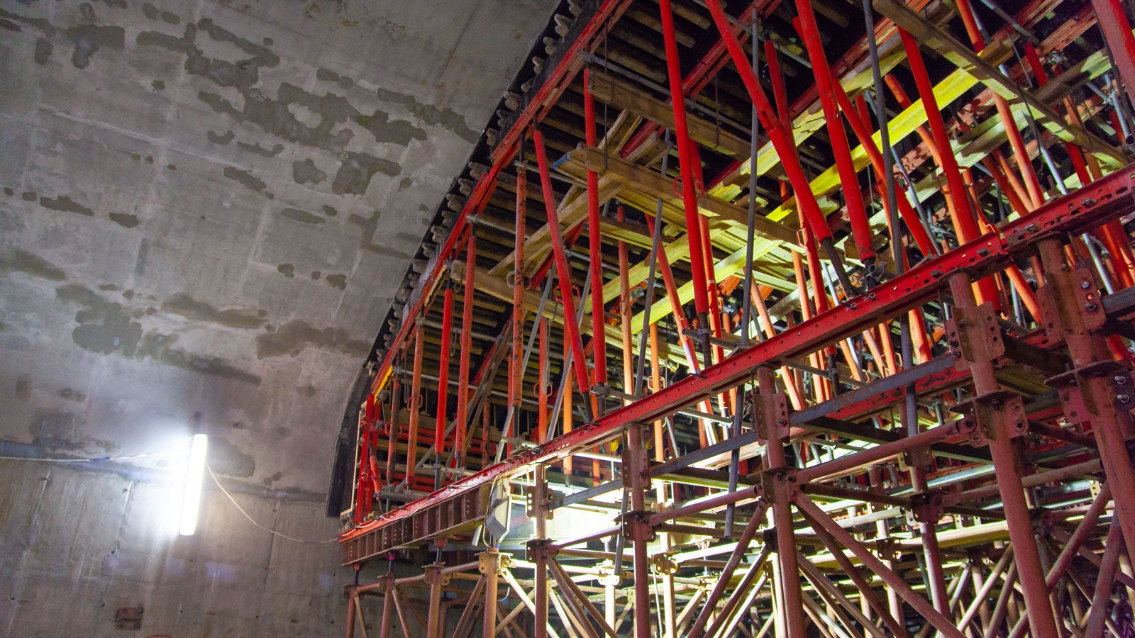 Для опалубливания сводчатого перекрытия применялись шаблоны из фанеры. Они через вставки крепились к SRU ригелям и обшивались фанерой. Благодаря этому решению удалось достичь качественной бетонной поверхности свода туннеля.