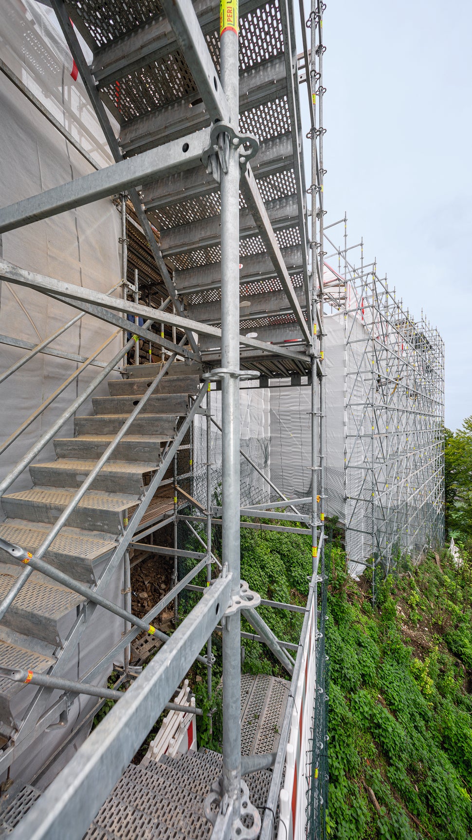 Freistehend angepasst und integriert ausgesteift: Die Ertüchtigung der Bastions- und Stützmauern des Festungskranzes erfolgt mithilfe einer PERI UP Systemgerüstlösung.