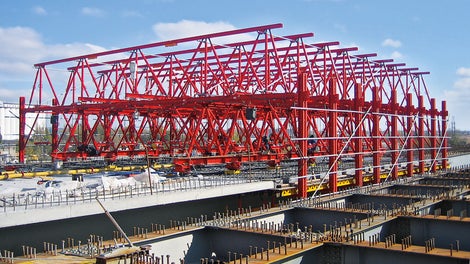 Внутренняя опалубка легко перемещалась на новую захватку с помощью грузовой тележки.