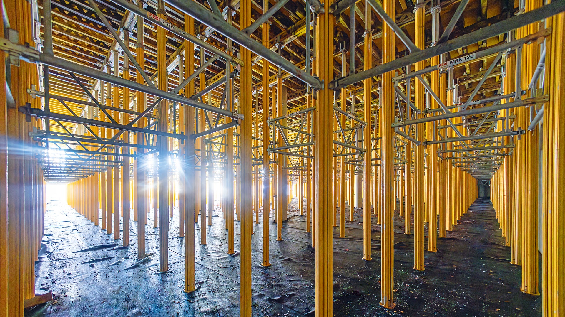 MULTIPROP Alu-Deckenstützen, überwiegend MP 625 mit bis zu 6,25 m Auszugslänge, ließen sich mit MRK Rahmen zu tragfähigen Stütztürmen verbinden.