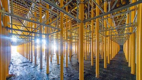 MULTIPROP Alu-Deckenstützen, überwiegend MP 625 mit bis zu 6,25 m Auszugslänge, ließen sich mit MRK Rahmen zu tragfähigen Stütztürmen verbinden.