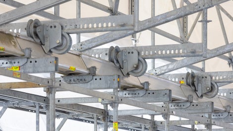 Um das Dach zu öffnen, lassen sich die mit Fahrwerksrollen ausgestatteten PERI UP Dachsegmente mit geringem Kraftaufwand per Hand verschieben.