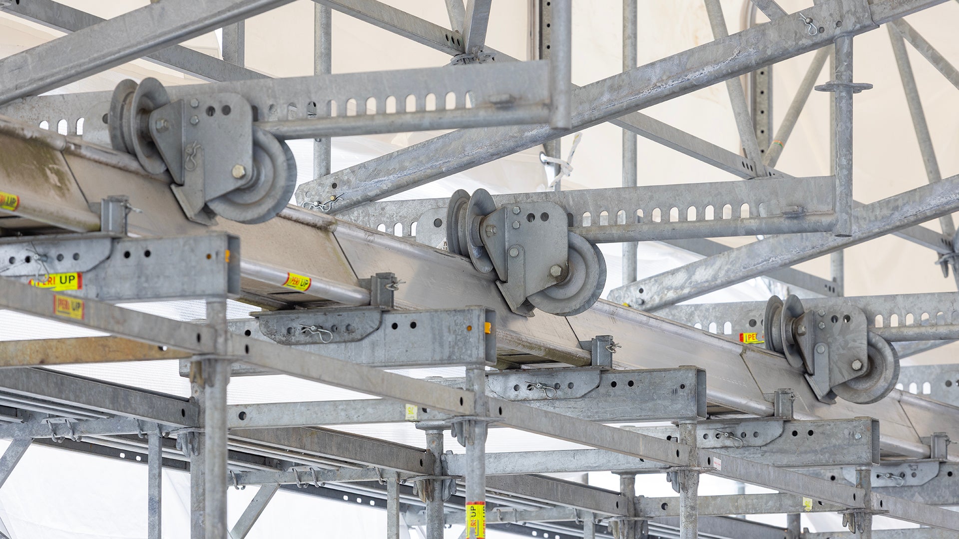 Um das Dach zu öffnen, lassen sich die mit Fahrwerksrollen ausgestatteten PERI UP Dachsegmente mit geringem Kraftaufwand per Hand verschieben.