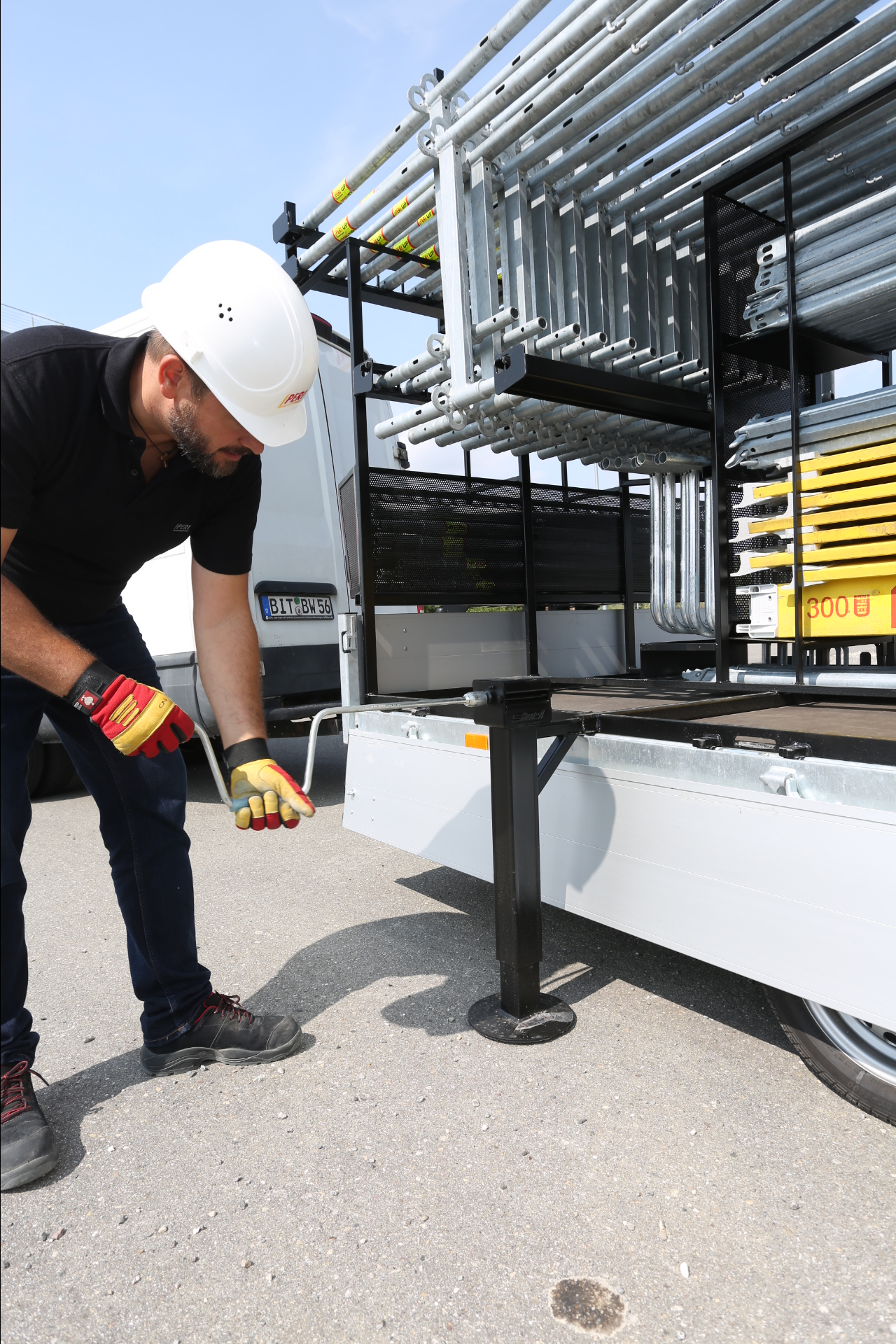 使用曲柄套件（可选），能够在最短的时间内将卡车拖车中的材料转移至地面。<br/>