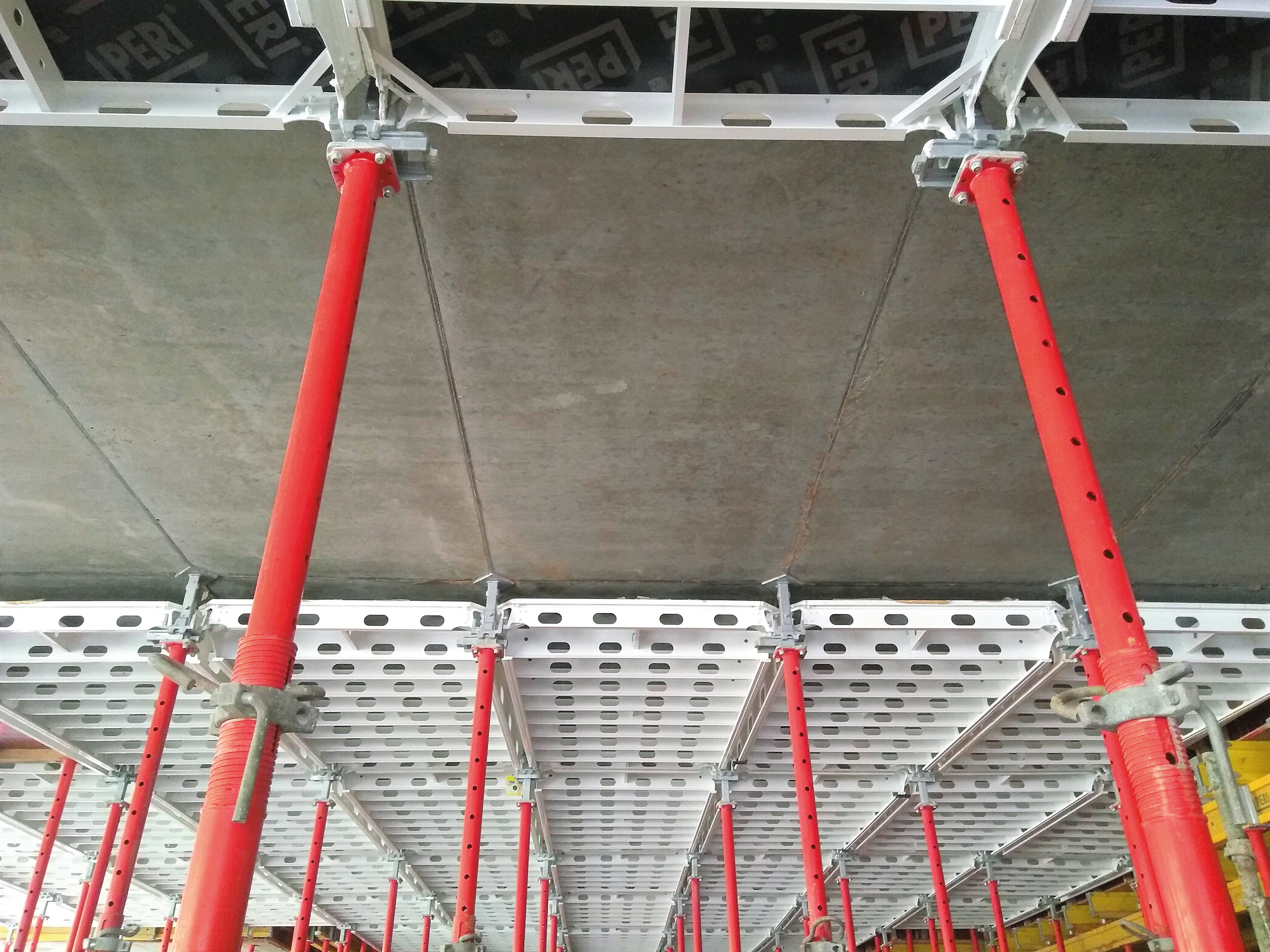 ALPHADECK je určen pro rychlou a hospodárnou výrobu stropní desky. Systém padací hlavy umožňuje časné odbednění a minimalizuje zásoby materiálu. Panely mohou být rychle uvolněny do dalšího záběru. 