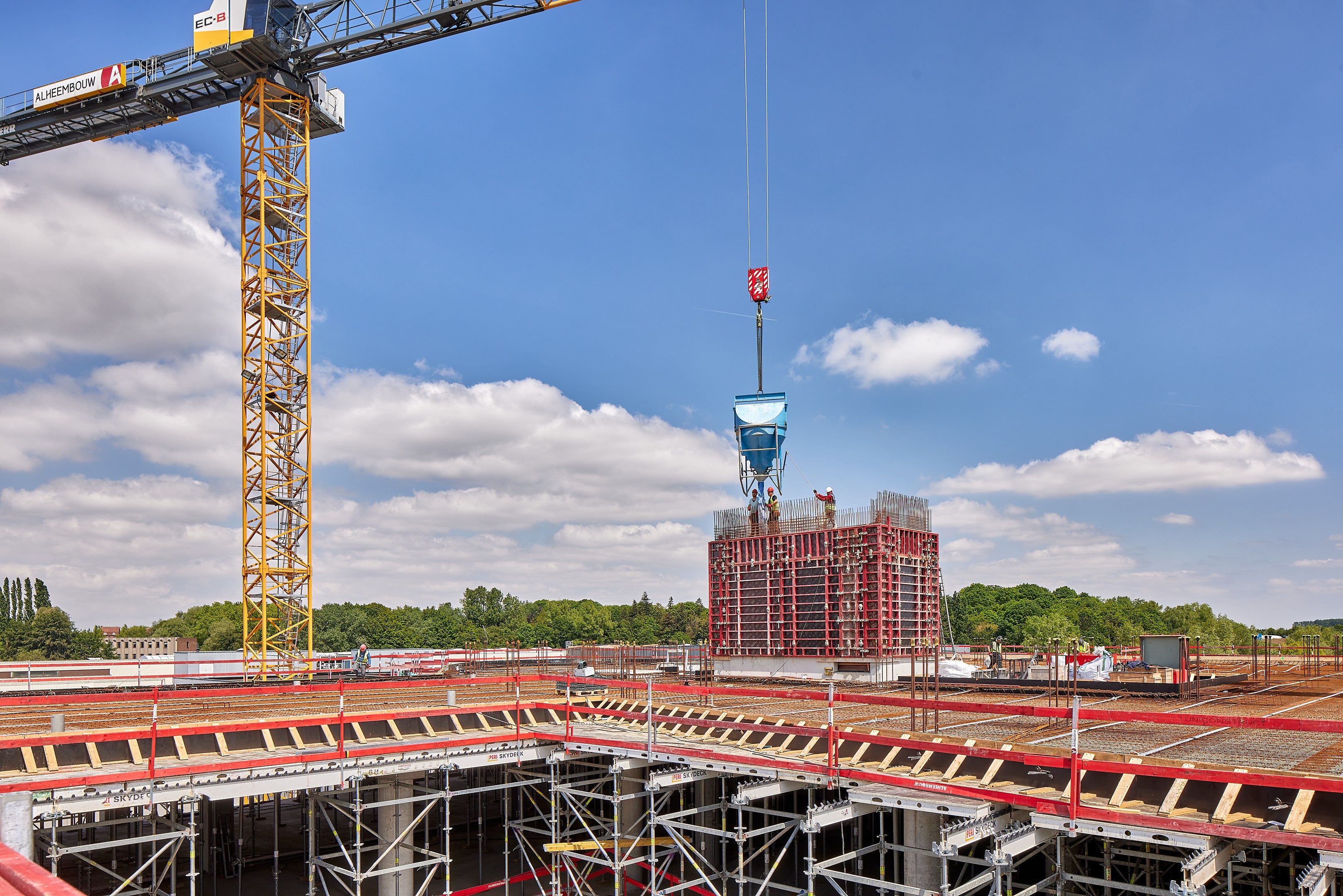 PERI UP Flex past perfect in de grid van PERI SKYDECK, wat zorgt voor een optimaal plaatsingsgemak. 