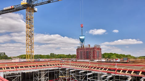 PERI UP Flex past perfect in de grid van PERI SKYDECK, wat zorgt voor een optimaal plaatsingsgemak. 