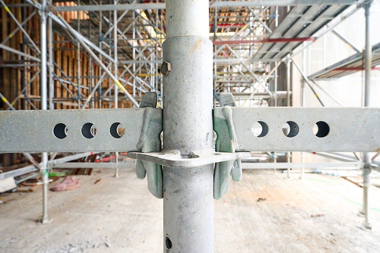 The gravity lock design of the PS100 rigidly connects the self-securing ledger to the connector in no time