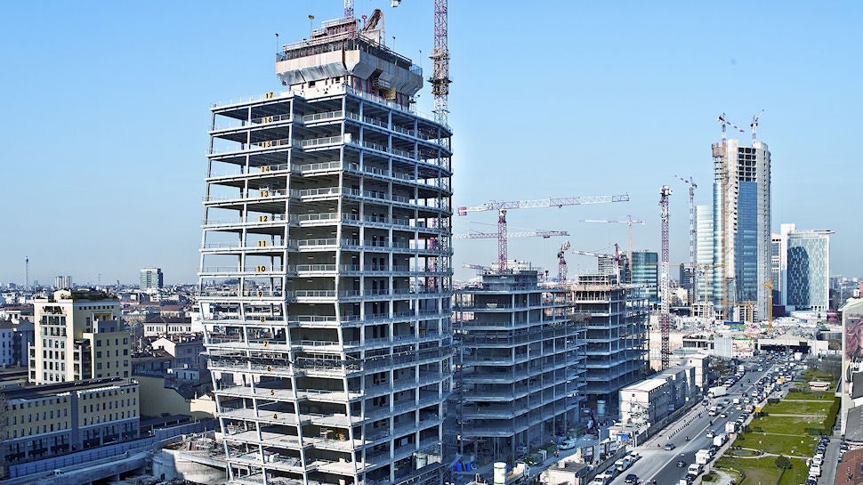 Vista del cantiere Porta Nuova Varesine: sullo sfondo le imponenti torri di Porta Nuova Garibaldi anch’esse realizzate con tecnologia PERI