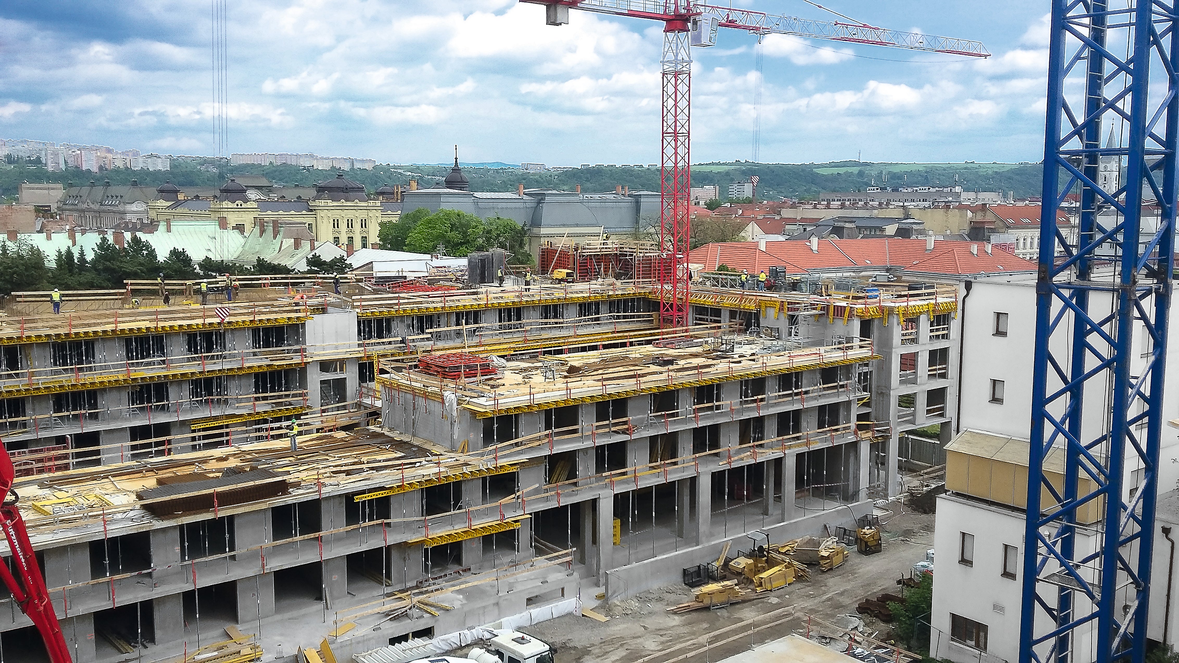 V historickom centre Košíc vyrástol jeden z najväčších bytových komplexov na Slovensku. Ide o budovu s nadčasovou architektúrou, premysleným dispozičným riešením bytov a s átriom plným zelene. (Zdroj fotogafie: VSH development, a.s.)