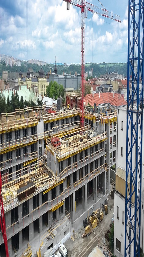 V historickom centre Košíc vyrástol jeden z najväčších bytových komplexov na Slovensku. Ide o budovu s nadčasovou architektúrou, premysleným dispozičným riešením bytov a s átriom plným zelene. (Zdroj fotogafie: VSH development, a.s.)