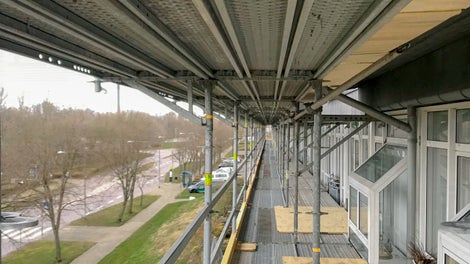 Sikkert arbejdsstillads - den perforerede overflade af dækkene giver en høj grad af sikkerhed 