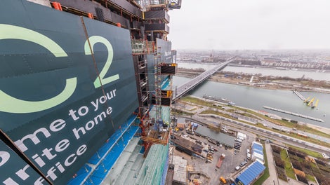 Gracias a las bombas hidráulicas móviles RCS MAX, fue posible subir dos plataformas de ascenso a la siguiente sección mediante guía sobre rieles.<br/>(Foto: PERI SE)