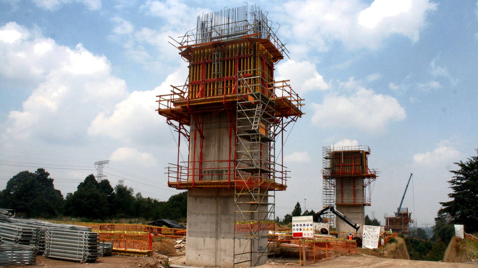 Simultáneamente se resuelven varias pilas; el sistema de cimbra VARIO en conjunto con la trepa CB ofrecen un gran avance de obra.